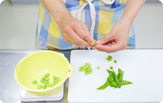 枝豆は茹でてさやから取り出し、皮と甘をむきます。（冷凍 （冷凍のものでも可）