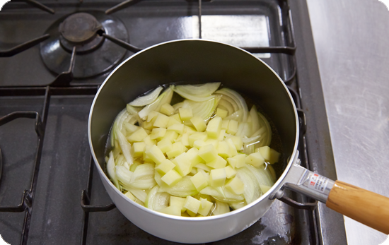 たまねぎはうすくスライスし、じゃがいもはカットして水とコンソメと一緒に鍋入れ、甘味が出てやわらかくなるまで火にかけます。